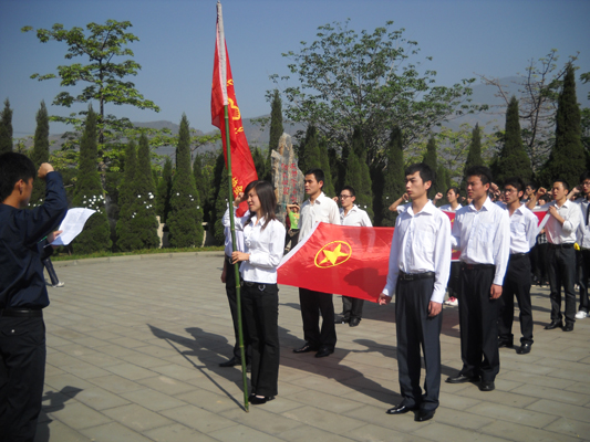 学院团委组织学生清明祭扫缅怀先辈