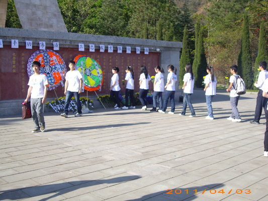 电子电气工程系清明节组织学生祭扫先辈