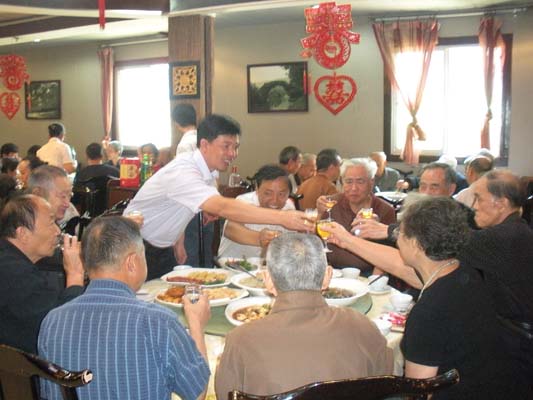 院领导向老同志祝酒