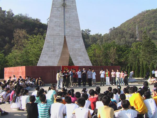 学院电子电气系瞻仰市人民英雄纪念碑