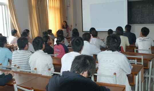 开学第一天学院教学工作秩序正常