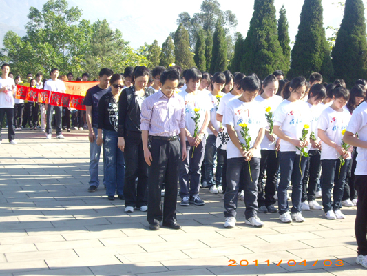 电子电气工程系清明节组织学生祭扫先辈