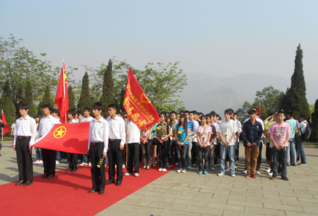 学校青年志愿者协会组织青年志愿者开展清明祭扫活动