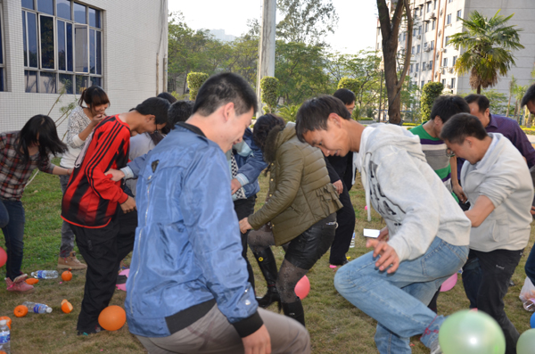 学院组织寒假留校学生团年